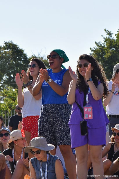 Jeunes qui applaudissent aux JMJ